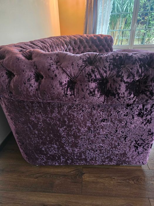 Sofá em veludo lilas