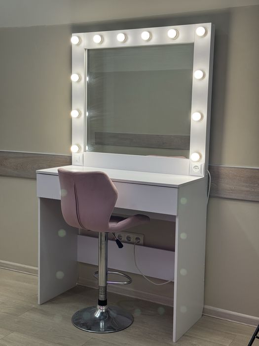 Візажний стіл, стіл для бровистів