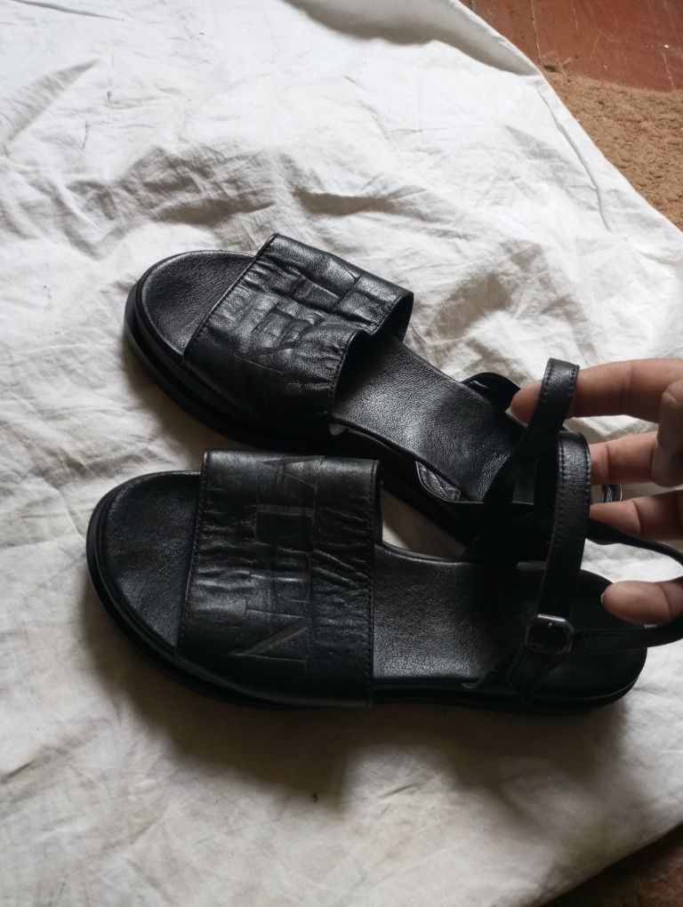 Сандалии женские кожаные Valentino босоножки р40 25.5см Италия