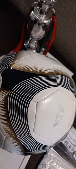 Bola autografada Cristiano Ronaldo e trofeu Euro.