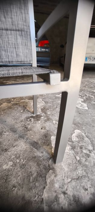 Cadeira cinzenta exterior