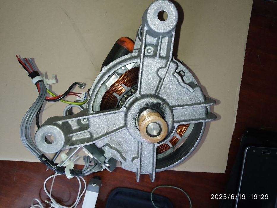 Двигатель от стиральной машины,рабочий.