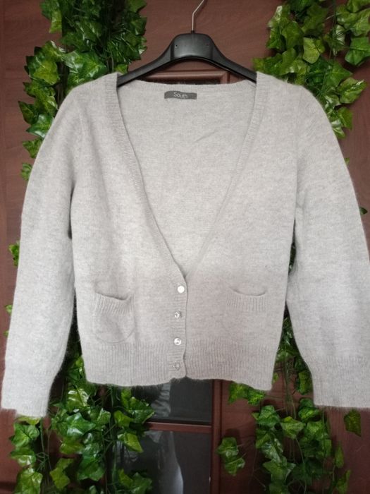 Zestaw dwóch swetrów: szary zapinany, blezer sweter czarny we wzory