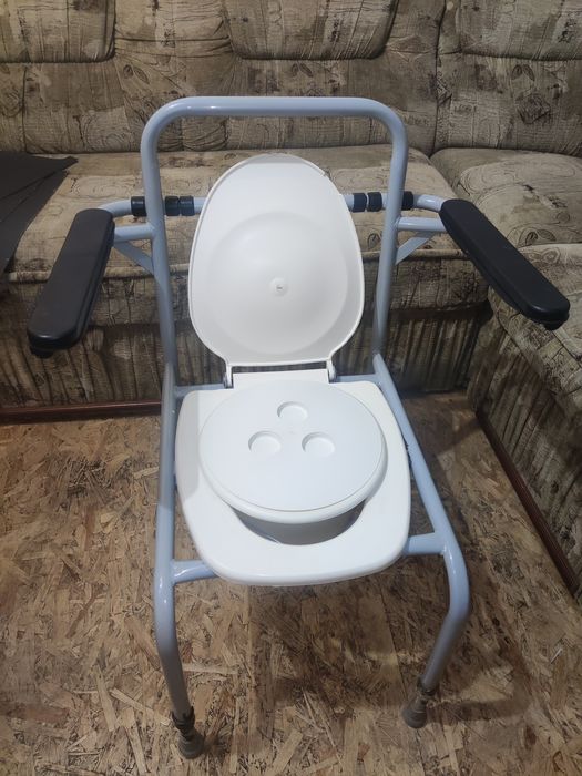 Продам крісло туалет і дорослі памперси