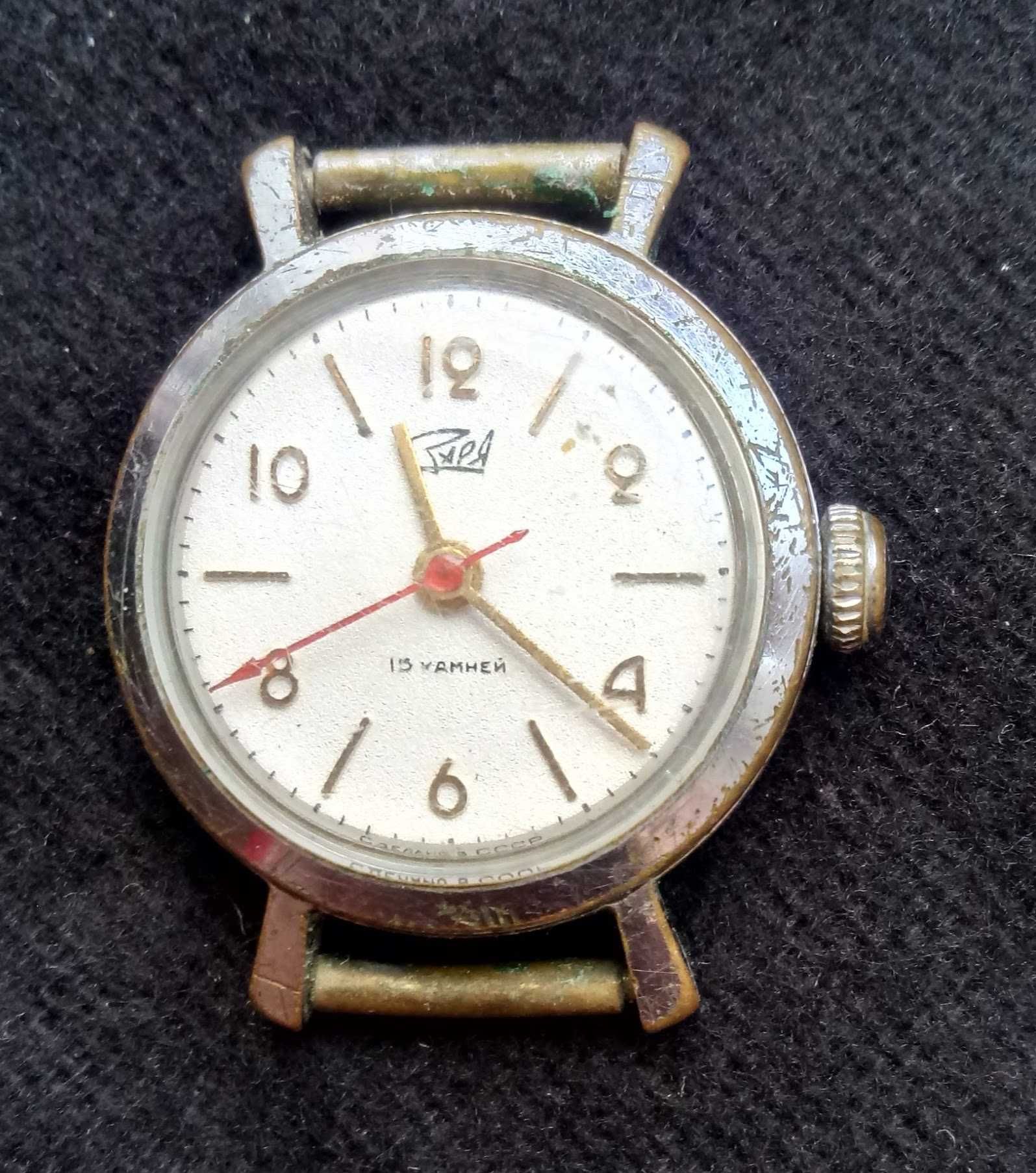 часы женские "Заря" с футляром (на ходу)