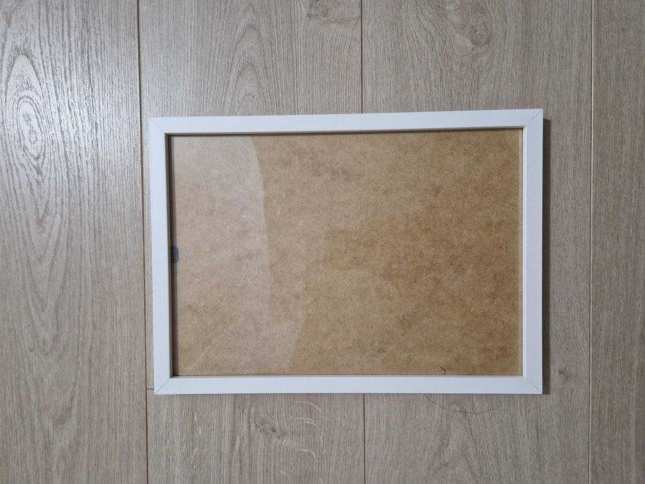 Biała ramka na zdjęcie / obraz / plakat