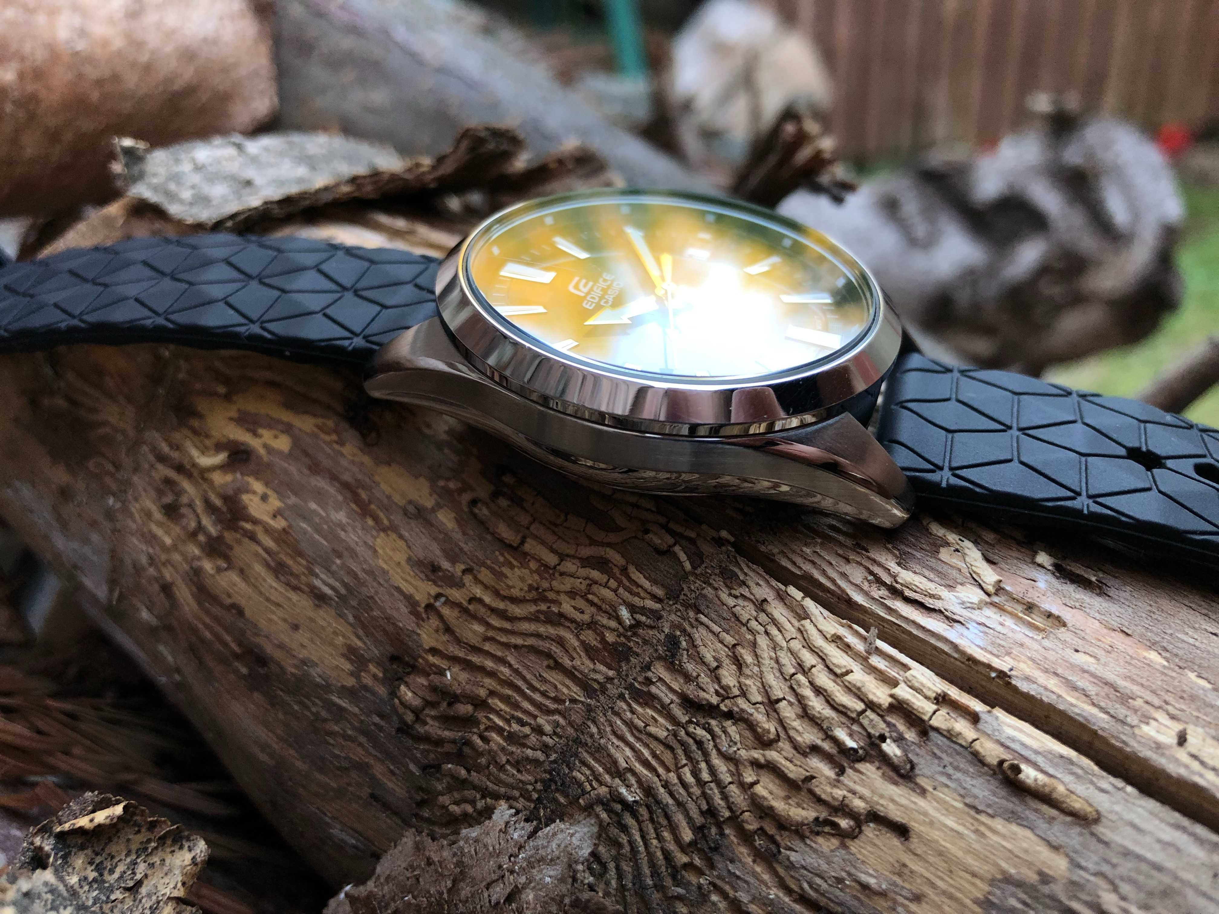 Zegarek Casio Edifice Momentum EFV-100  Zakręcana koronka WR 100m Duro
