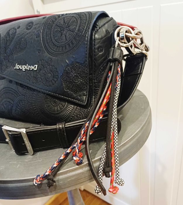 Torebka listonoszka Desigual czarno czerwona z ozdobnym haftem