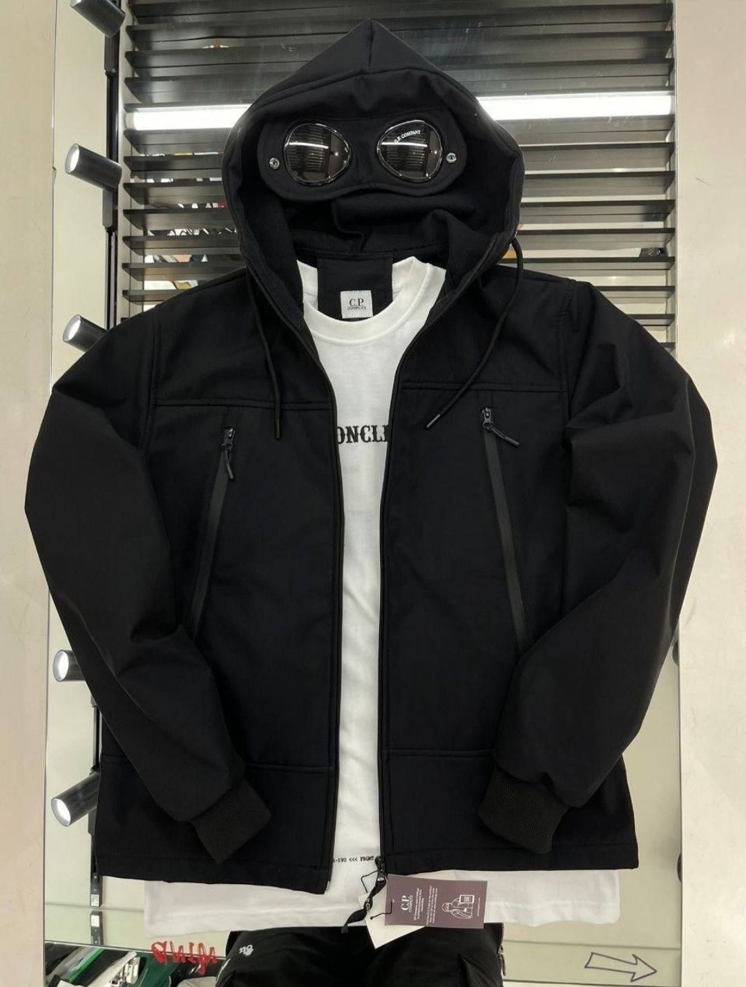 Вітровка C.P.COMPANY

×Люксовий матеріал Soft Shell 

×Все