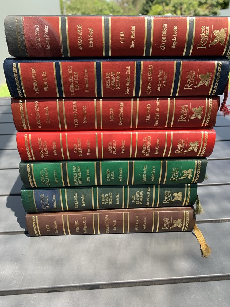 Vendo as colecções dos livros.