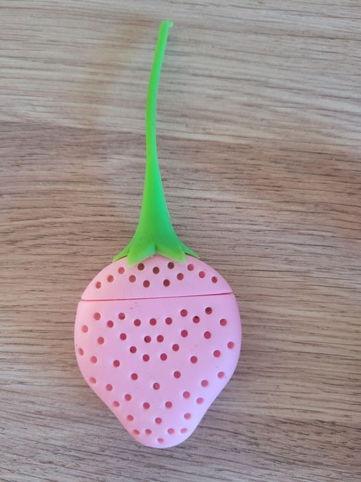 Dwa kwiatowe zaparzacze do herbaty