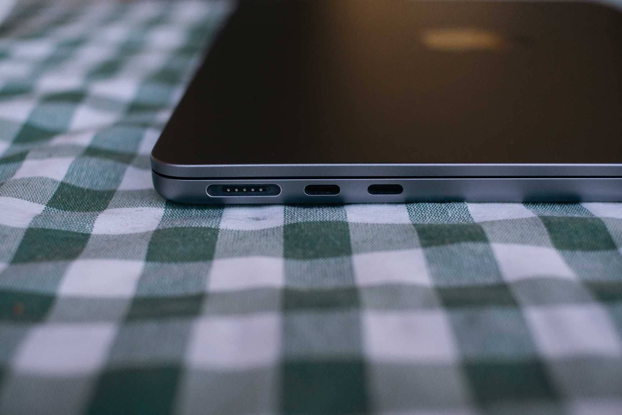 Macbook Air M2 16GB RAM 256 SSD