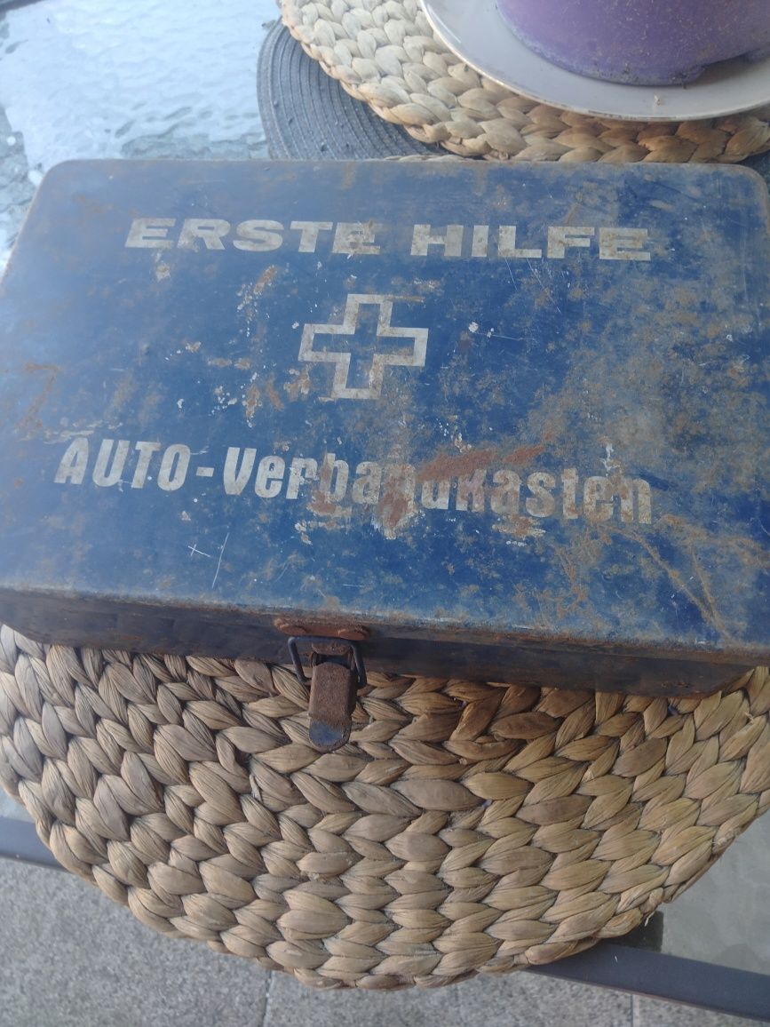 Stara metalowa apteczka
