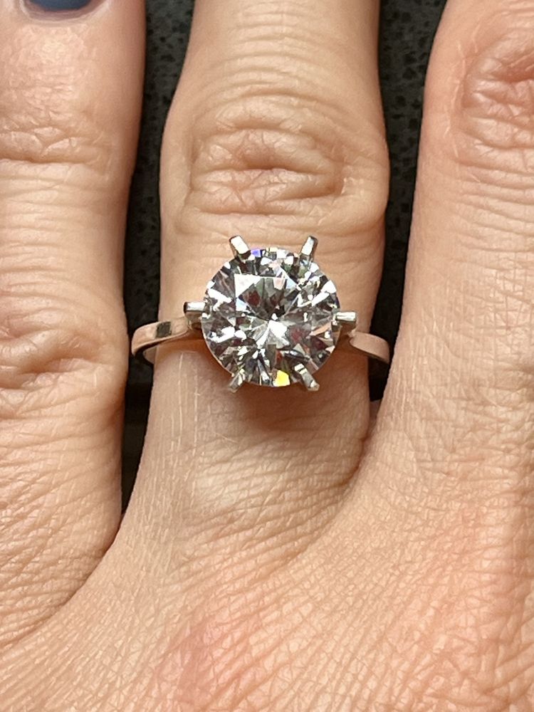 Комплект з кристалами Swarovski: сережки та кільце з кристалами.