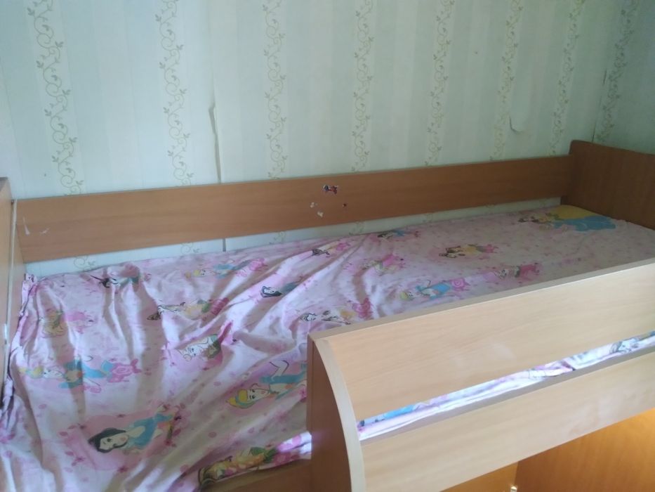 Ліжко-чердак для однієї дитини