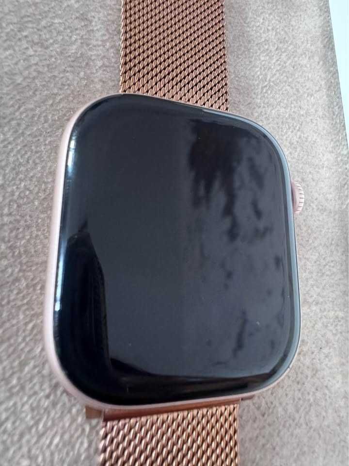 Apple Watch 10 w kolorze golden rose.
