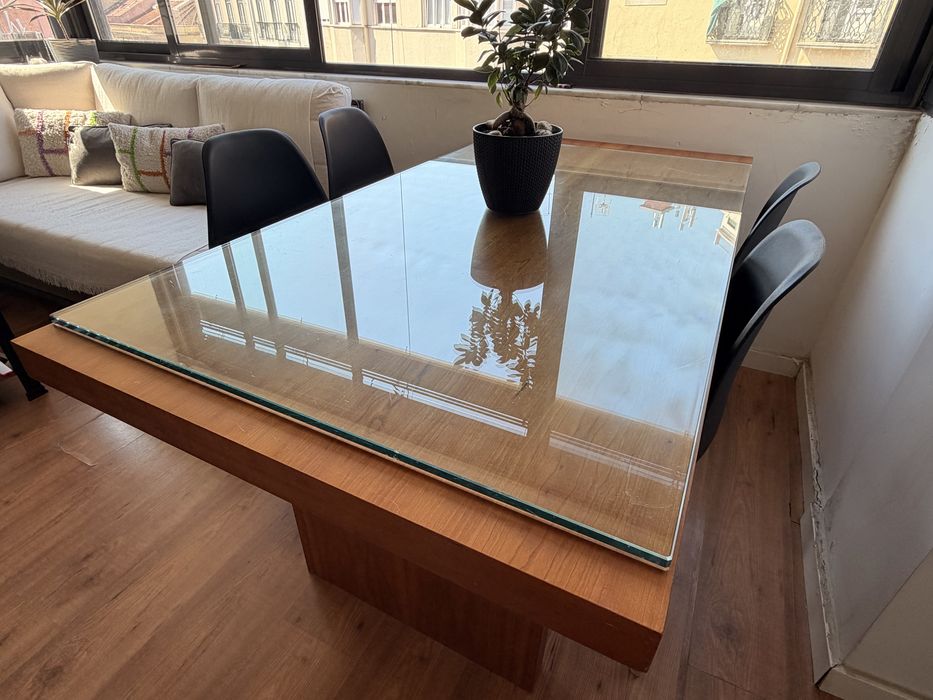 Mesa de cerejeira com 4 cadeiras.   Comprimento 1.60x80x75