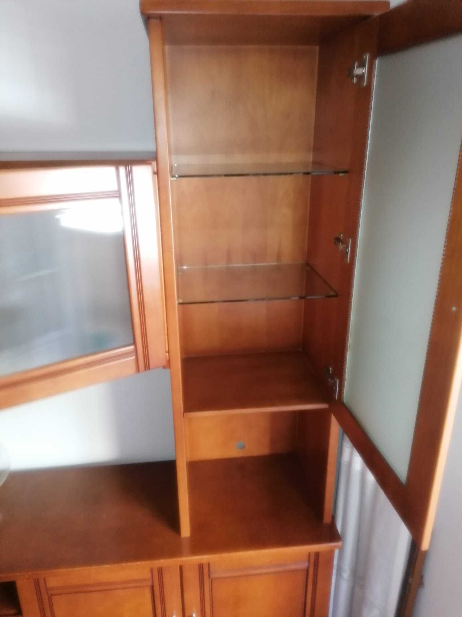 Movel como novo, em cerejeira. Com muita arrumação.