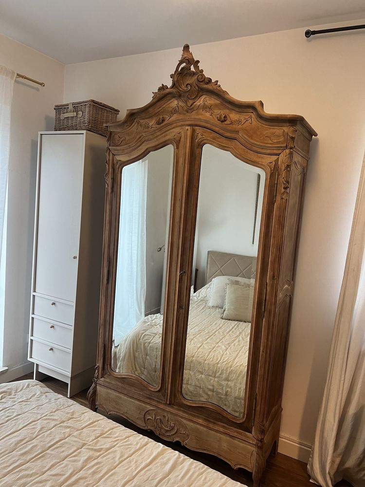 Stylowa szafa vintage z litego drewna wyjatkowy mebel retro vintage