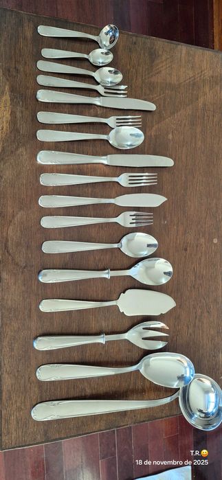 Faqueiro completo para 12 pessoas, em inox e em estado novo