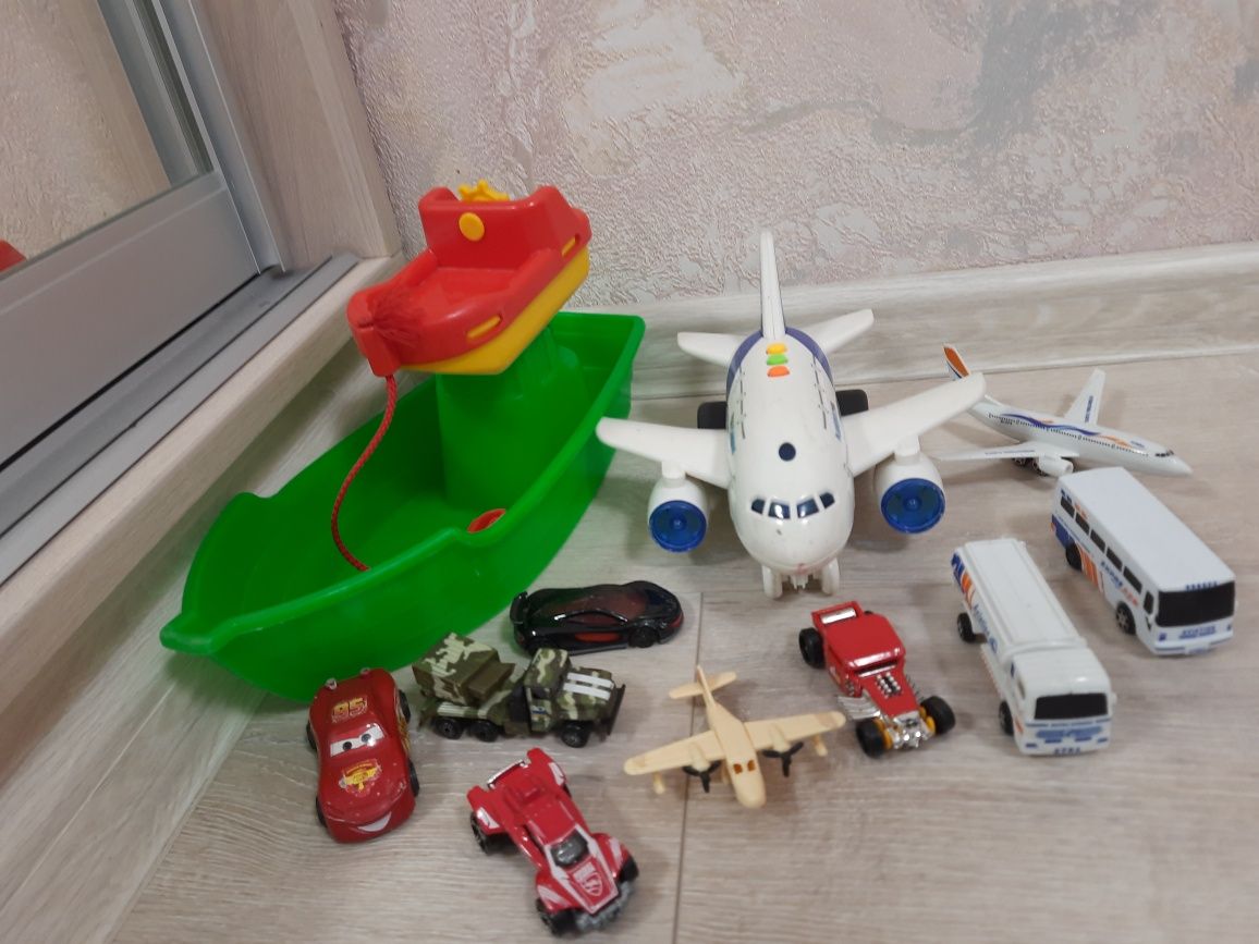 Дитячий транспорт наземний та водний: машинки, літачки, лодки, кораблі