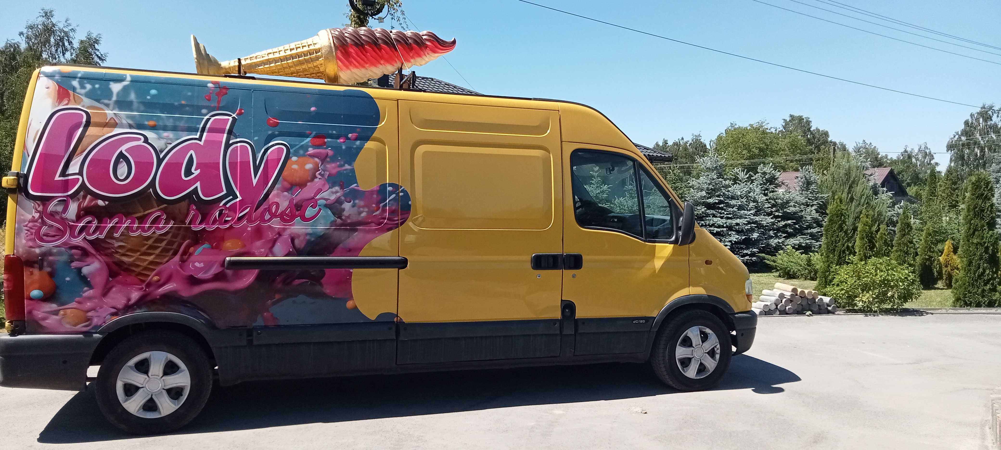 Dmuchana zjeżdżalnia wraz z animatorka i łakocie dla dzieci