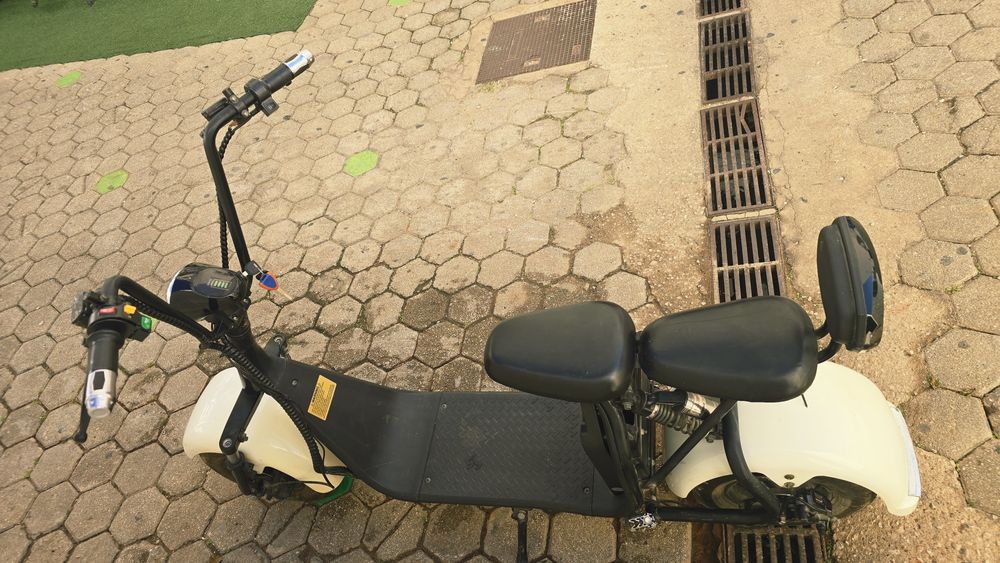 Não precisa de carta, moto elétrica, bateria removível, está avariada.