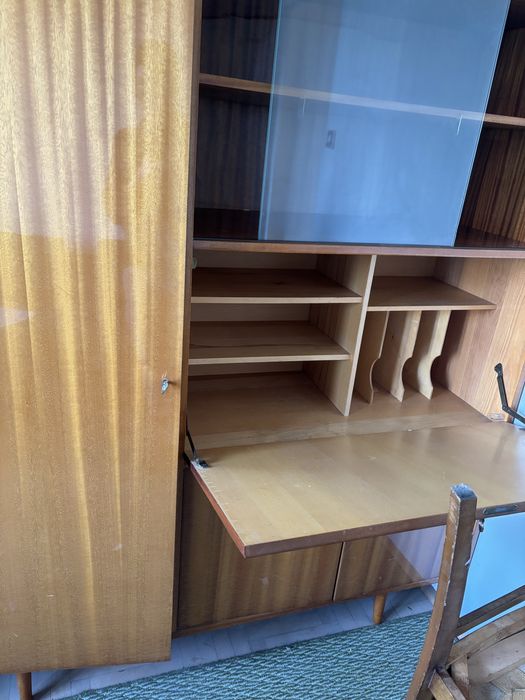 Meble z PRLu, dwa drewniane regały na nogach, fornir w połysku