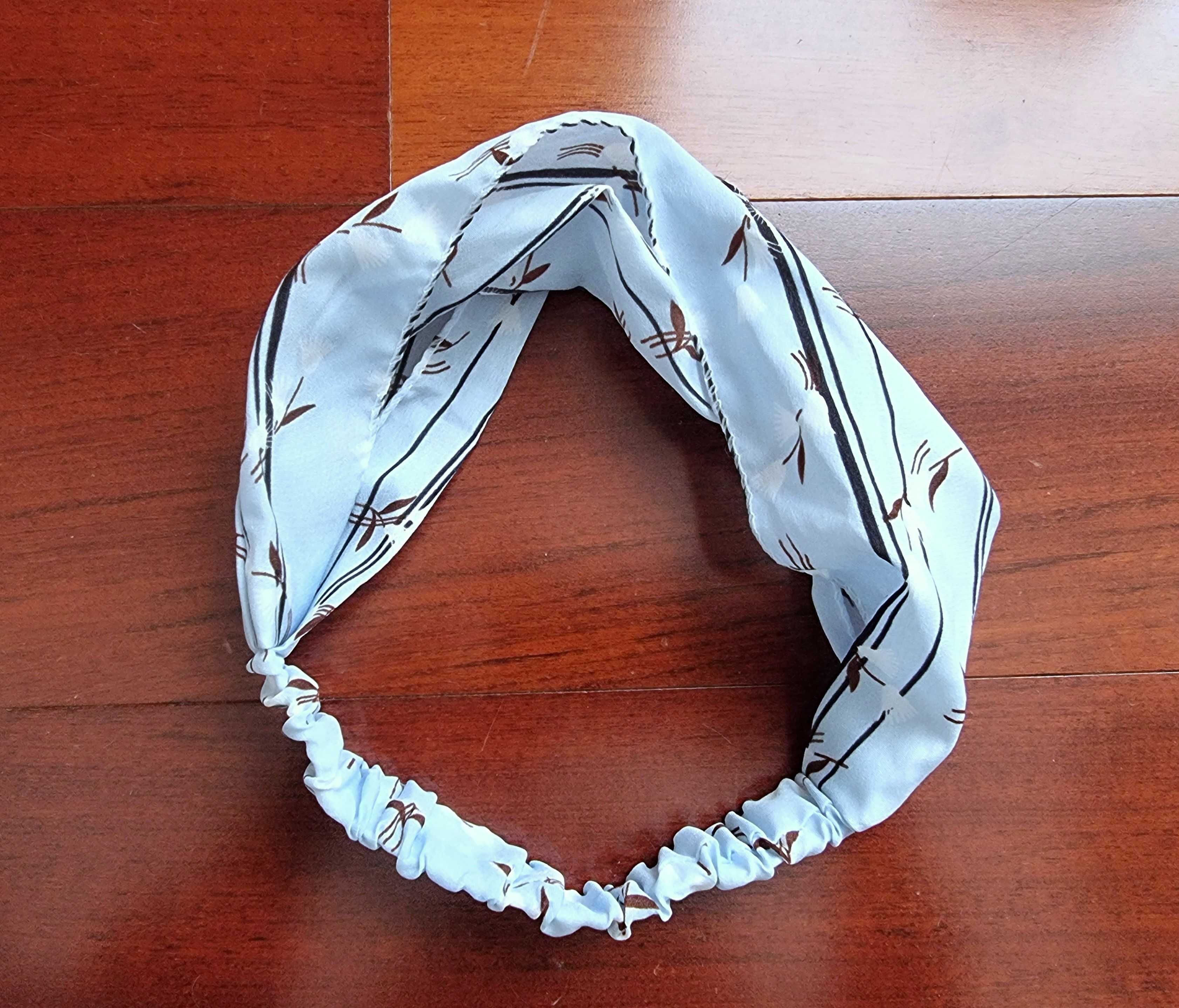 Fita de cabelo azul clara com padrão