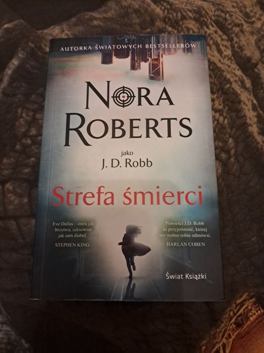 Strefa śmierci - Nora Roberts jako J.D. Robb
