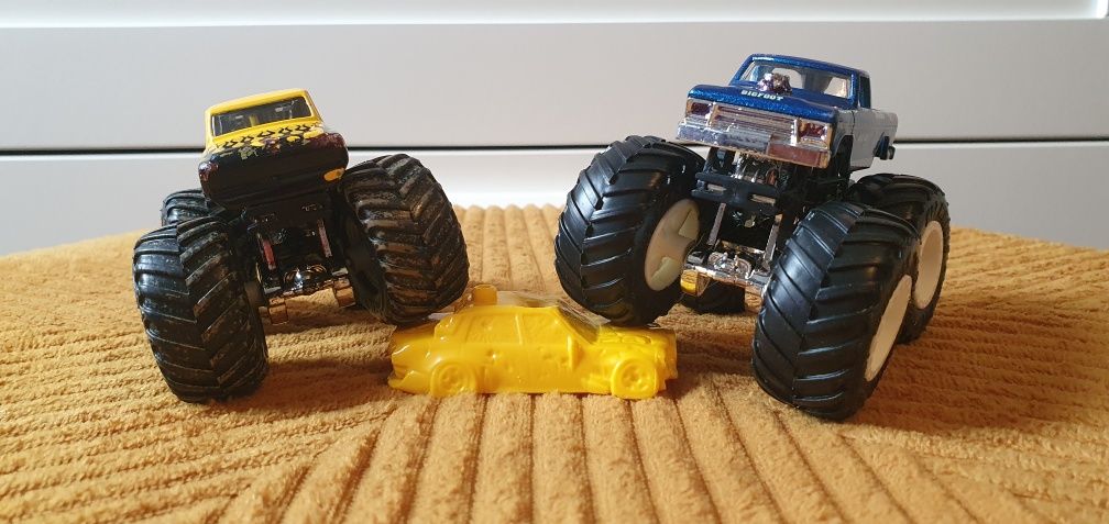 Monster Trucki Hot Wheels + przeszkoda