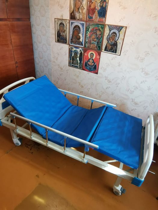 Медицинская кровать на колёсах AIRM HEALTH механическая 2-секционная