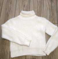 Пухнастий білий светр
