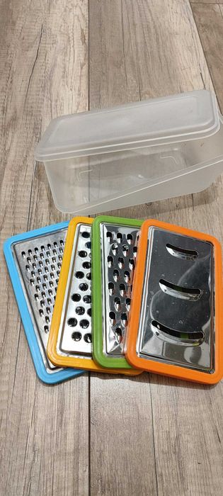 zestaw 4 kolorowych tarek z pojemnikiem