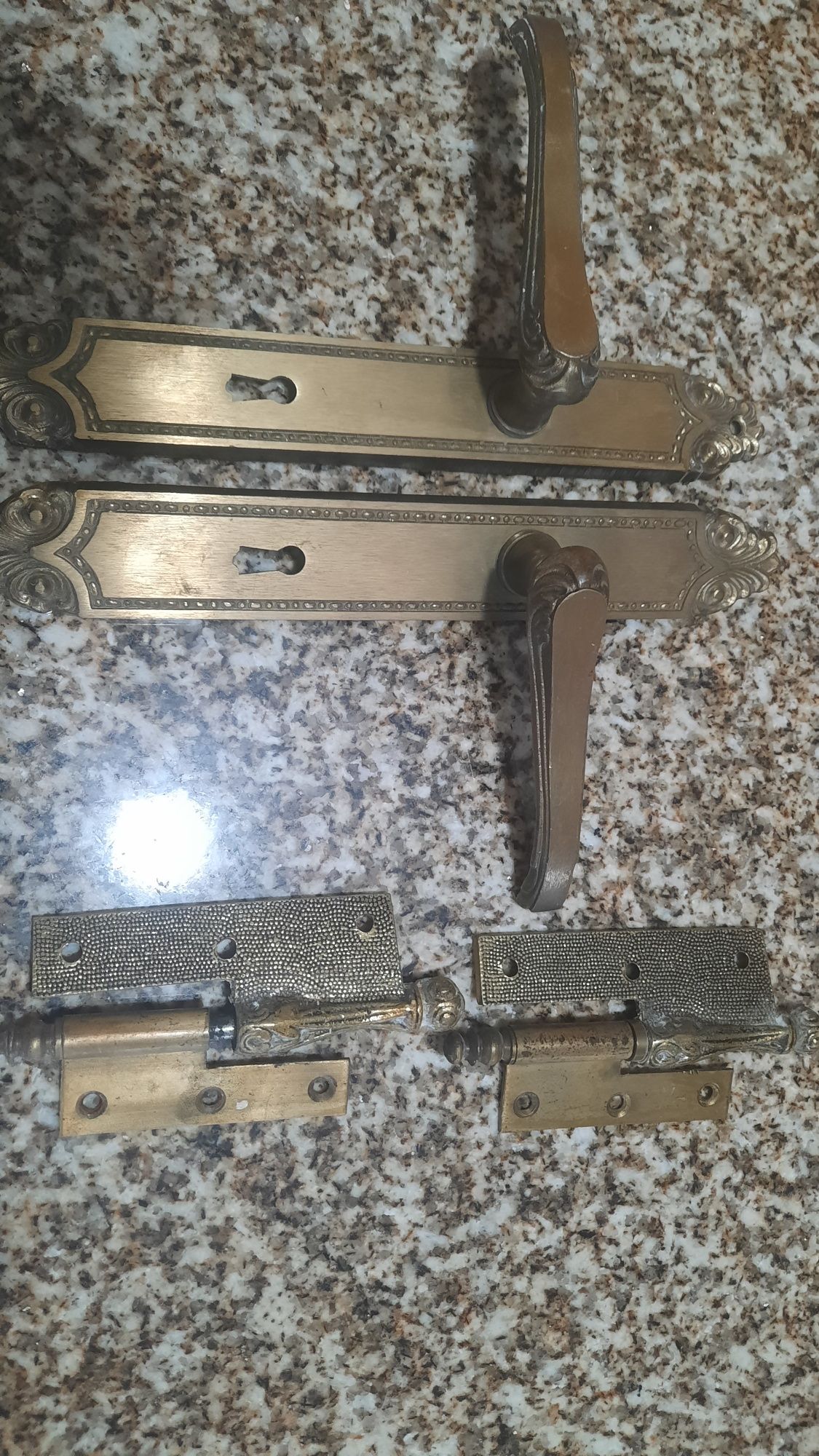 Puxadores e dobradiças