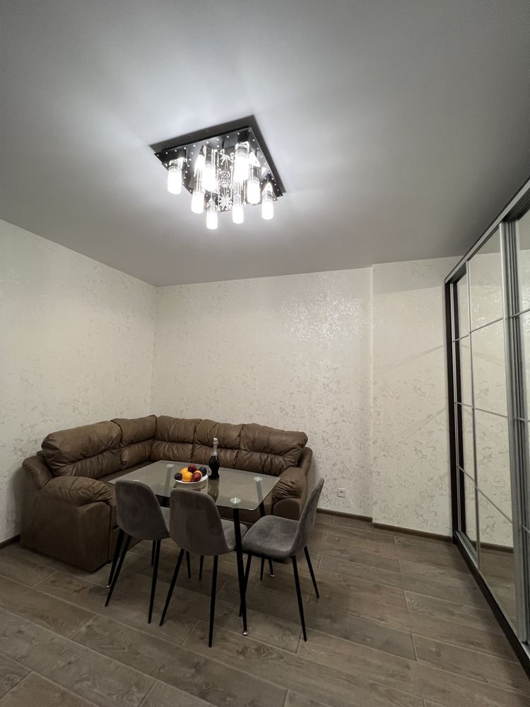 8 жемчужине , есть  паркинг ,Французский будьвар 60 б, трешка ,Аркадия