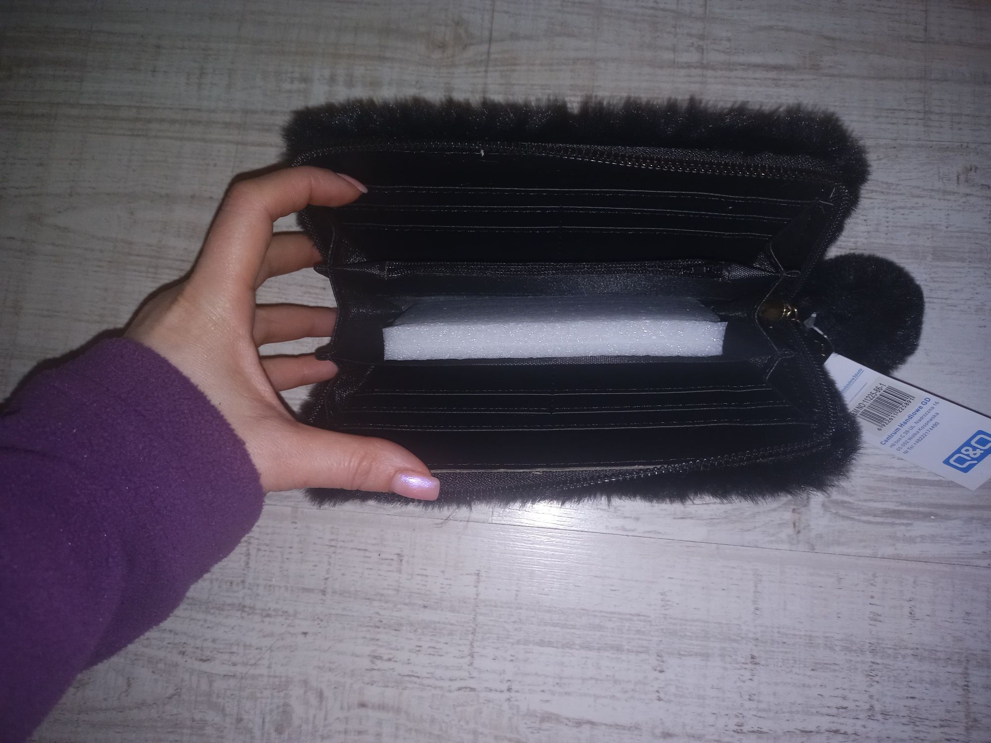 Czarny futerkowy portfel kot