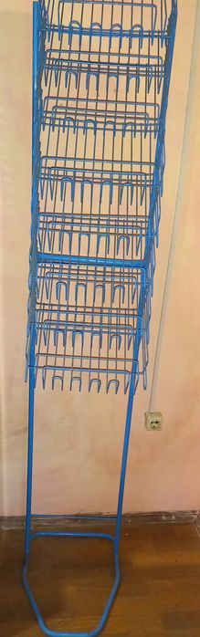 Стеклянные и железные полки и кубы .