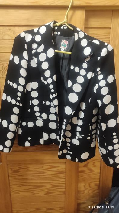 Damski żakiet rozm.40 zapinany na guziki