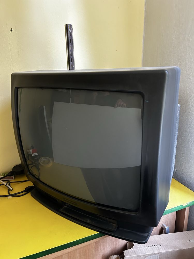 Stary Telewizor HCM kineskopowy