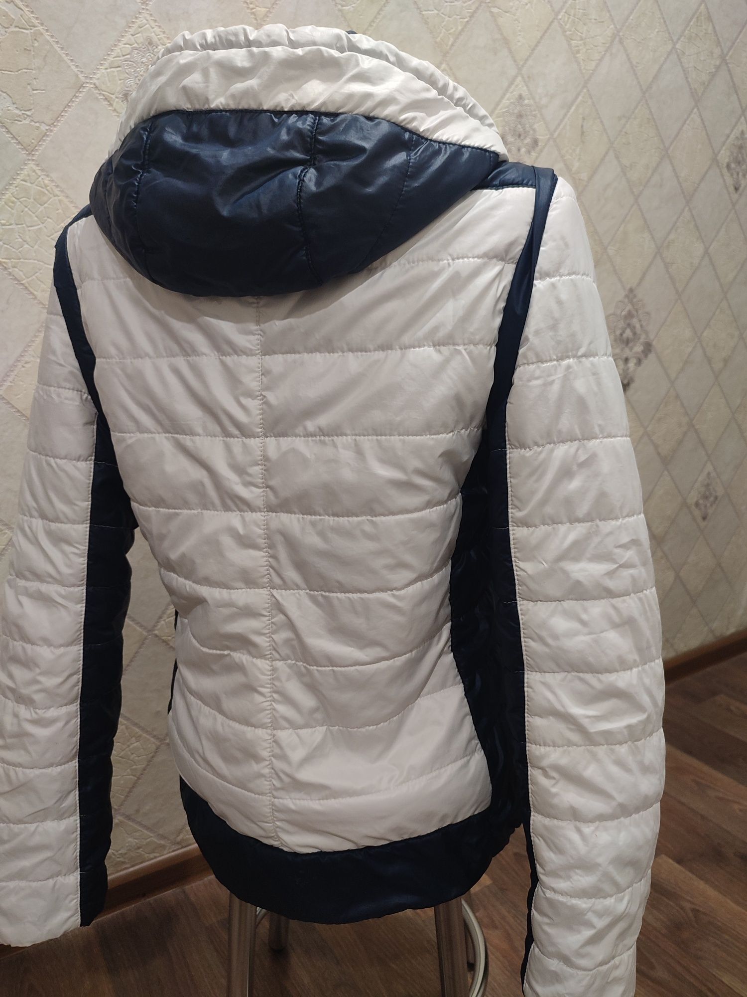 Продам женскую белую жилетку-куртку (трансформер) осень-весна. Жіноча