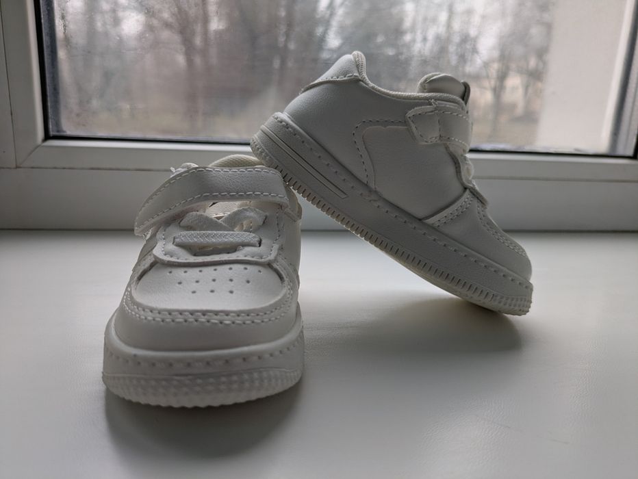 Дитячі білі кросівки для найменших нові