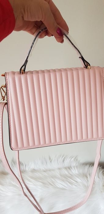 Piękna pudrowy róż na ramię i do ręki