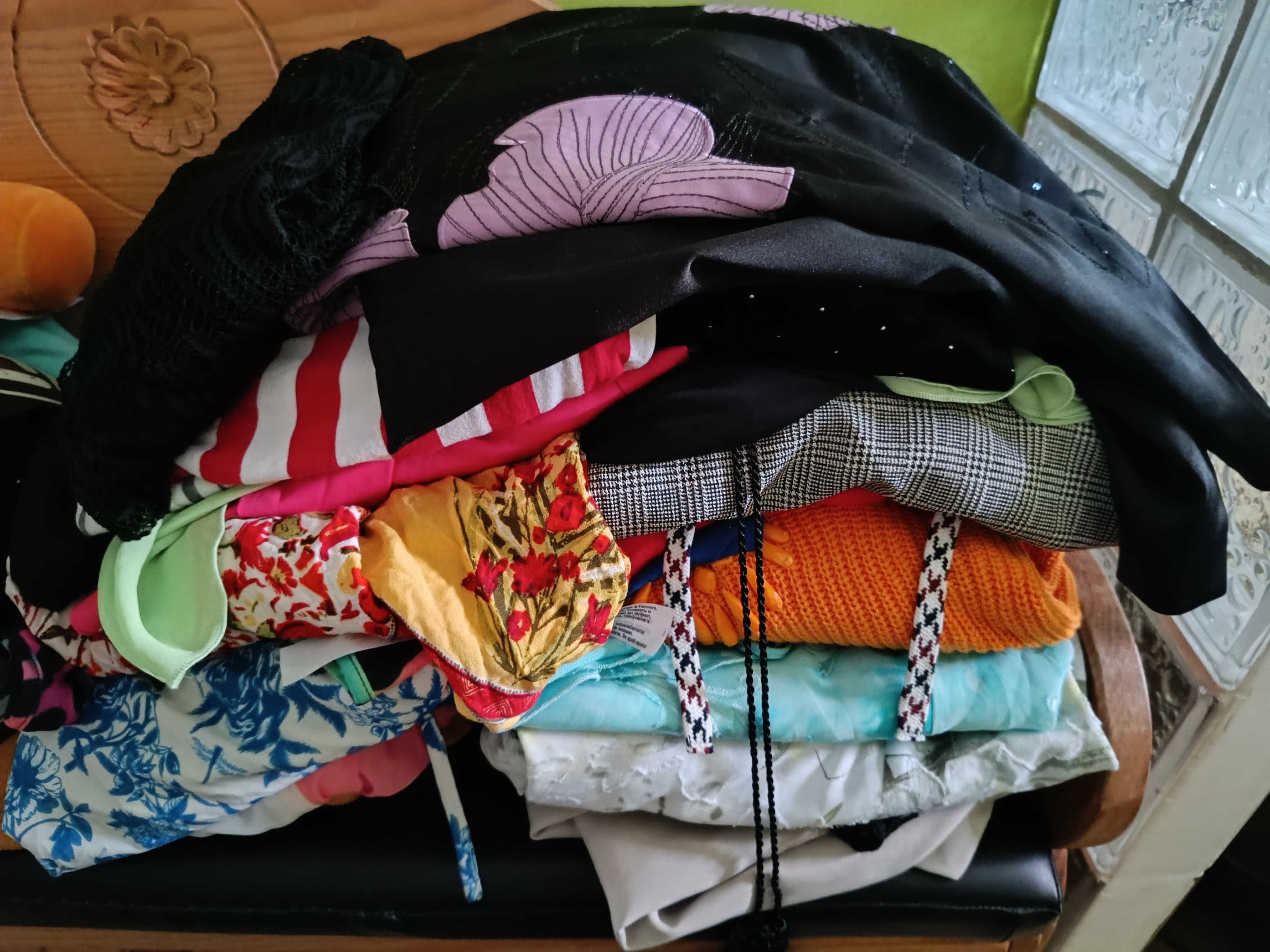 Lote de roupa de senhora  ver descrição