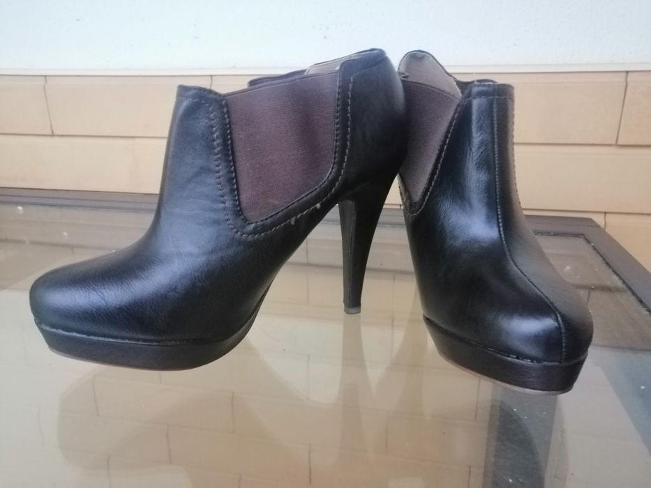 Botins castanhos em pele novos sem etiqueta