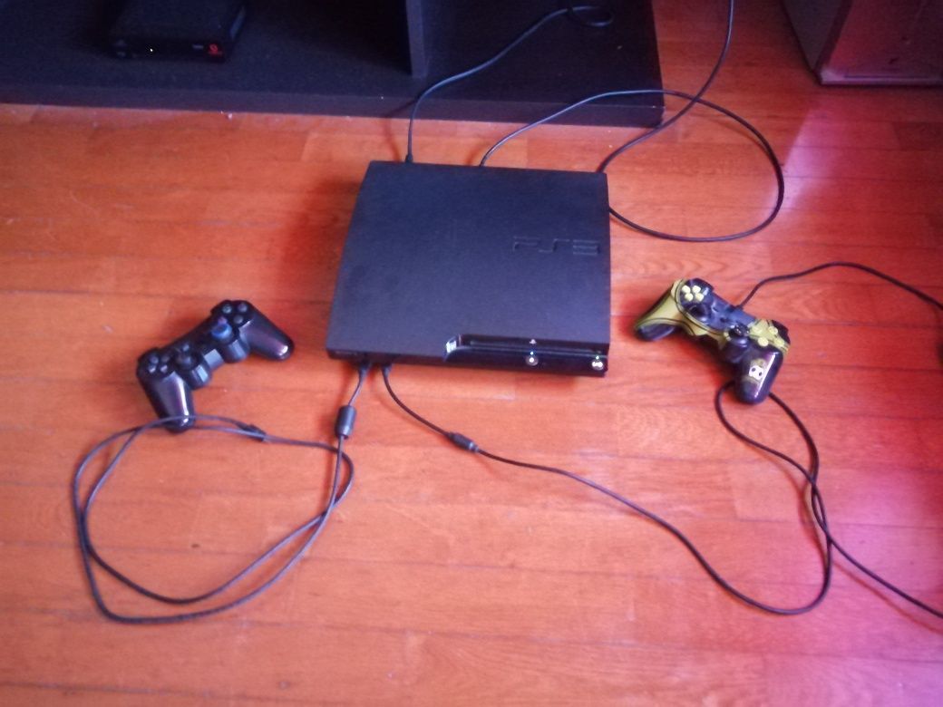 Vendo ps3 slim 250 GB com 2 comandos