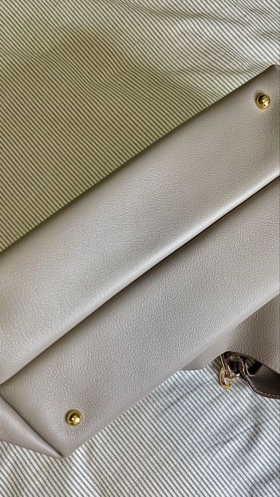 Mala Carolina Herrera - insignia hobo