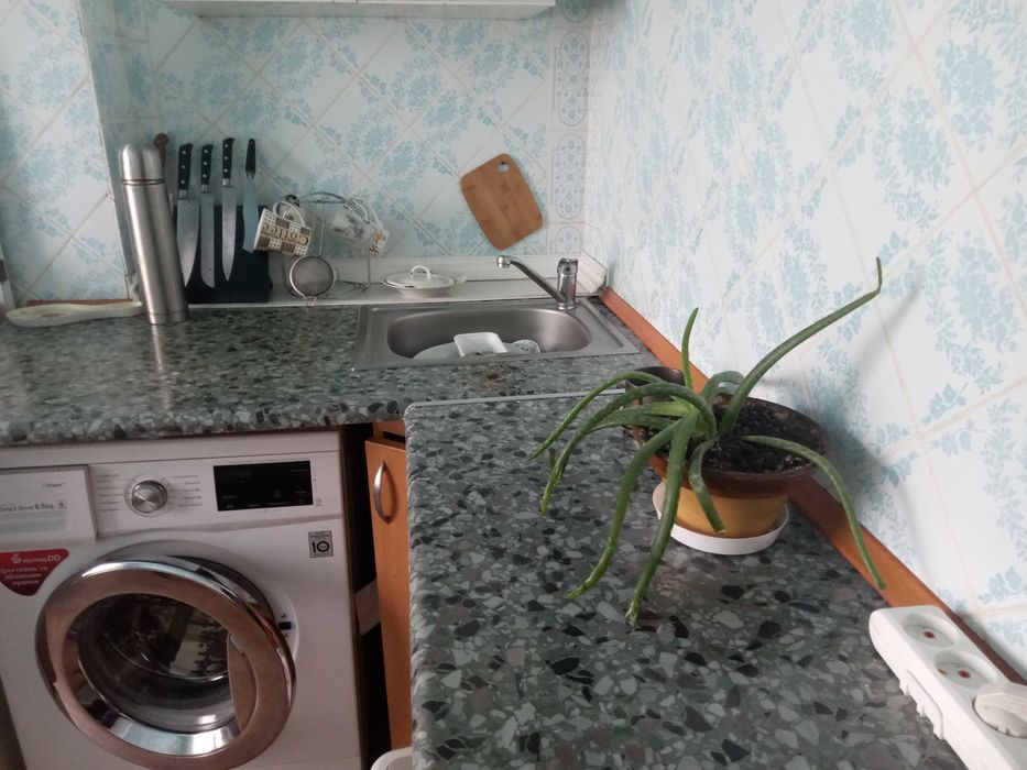 Комната,КрасныйКамень, рядом с метро.Без залога