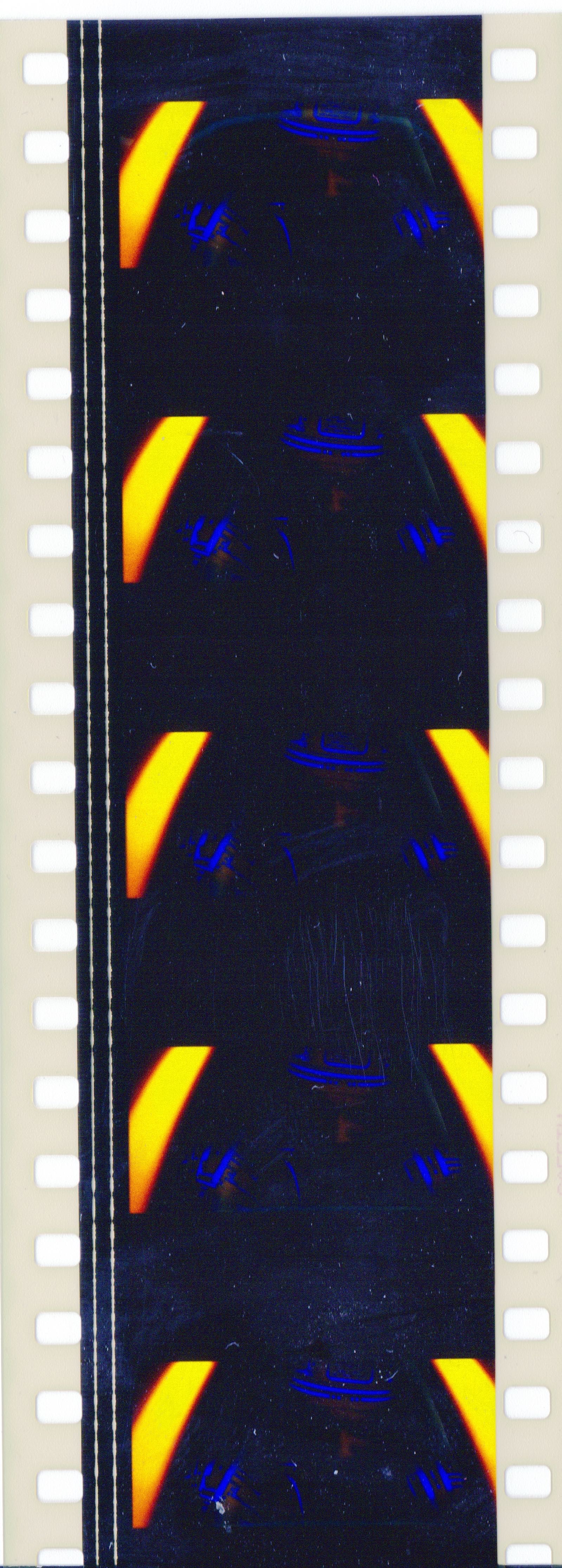 Fotogramas em película 35mm do filme culto TRON