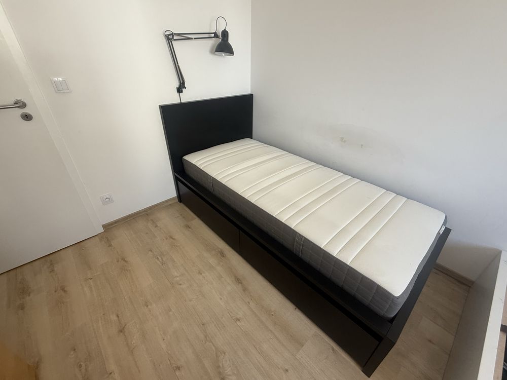 Łóżko Ikea Malm Rama 120x200 z dwoma pojemnikami i materacem.